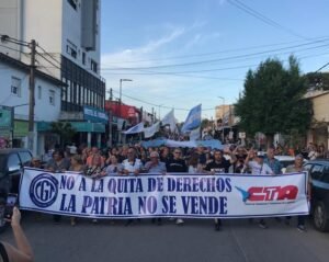 Lee más sobre el artículo MOVILIZACIÓN le dice NO a MILEI: Masivo repudio en Villa Gesell